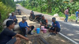 Komsos di Desa Piabung, Kegiatan Rutin Serda Yusri Sebagai Babinsa