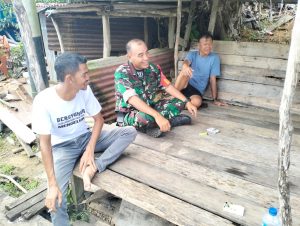 Tiada Batasan Dengan Warga, Sertu Hadi Komsos di Desa Teluk Sunting