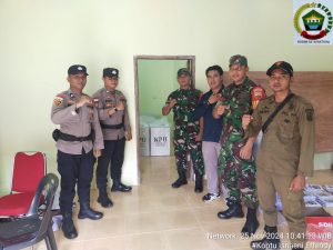 Babinsa Koramil Palmatak Lakukan Monitoring Penyaluran Logistik KPU di Kecamatan Kute Siantan