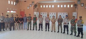 Logistik Pemilukada Disalurkan di Kecamatan Palmatak, Babinsa Lakukan PAM