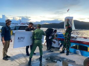Sertu M Hadi Kawal Pergeseran Logistik Pilkada di Kecamatan Siantan Tengah