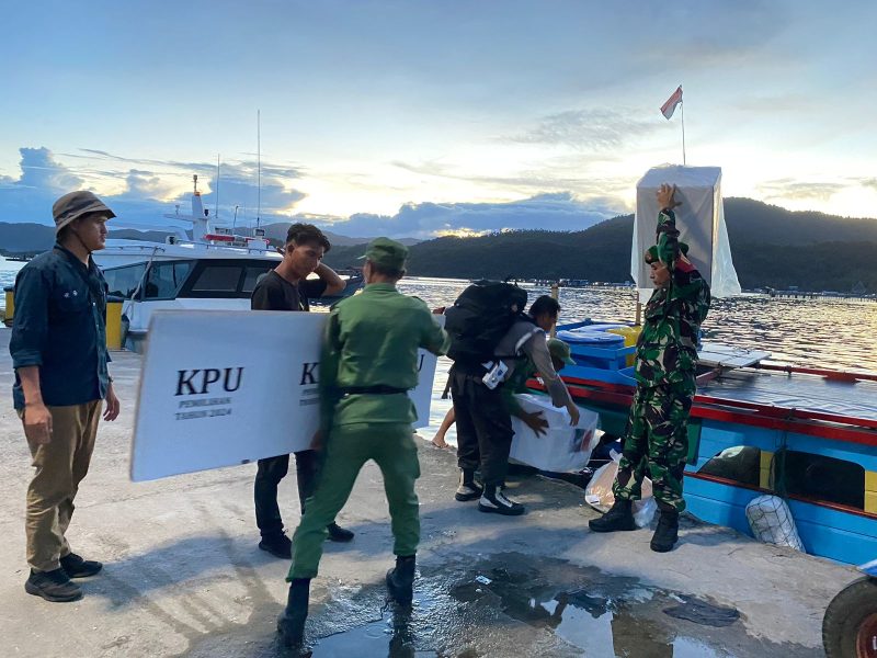 Sertu M Hadi Kawal Pergeseran Logistik Pilkada di Kecamatan Siantan Tengah
