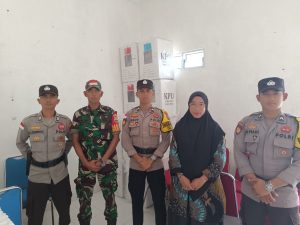 Sertu Saiful Bahri Lakukan Pengamanan Kotak Suara di Kecamatan Siantan Utara