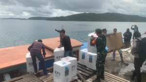 Babinsa Koramil Palmatak Lakukan PAM Pergeseran Logistik Ke Gudang KPU