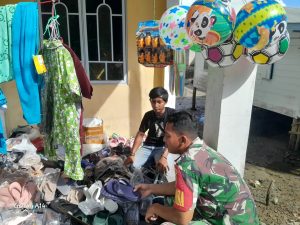 Masyarakat Bayat Yang Sedang Berdagang Jadi Sasaran Komsos Praka Robi Chairul