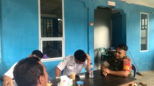 Bercanda dan Mendengar Keluhan Warga, Langkah Komsos Praka Ardi Danang di Desa Belibak