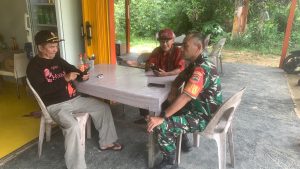 Dekat Selalu Dengan Masyarakat, Sertu M Hadi Komsos di Desa Teluk Sunting