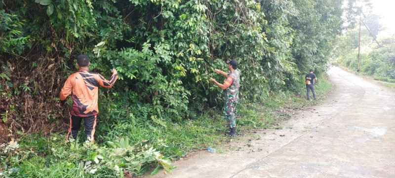Koptu Isnaeni Ikut Bersihkan Jalan Guna Kenyamanan Pengendara