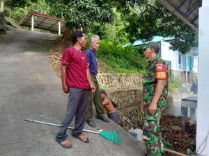 Laksanakan Komsos di Hari Minggu, Praka Robi Chairul Sambangi Masyarakat Bayat