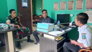 Jalin Silaturahmi Dengan Komsos, Serda Yusri Kunjungi Kantor Desa Ladan