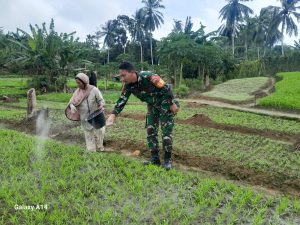 Praka Robi Komsos di Kebun Warga Binaannya