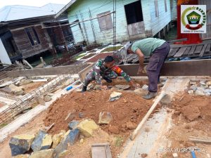 Bantu Bangun Rumah Warganya, Salah Satu Cara Serda Yusri Satria Lakukan Komsos