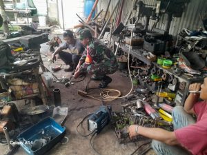 Komsos di Tempat Kerja Masyarakat Binaannya, Praka Robi Ingatkan Selalu Berhati-hati