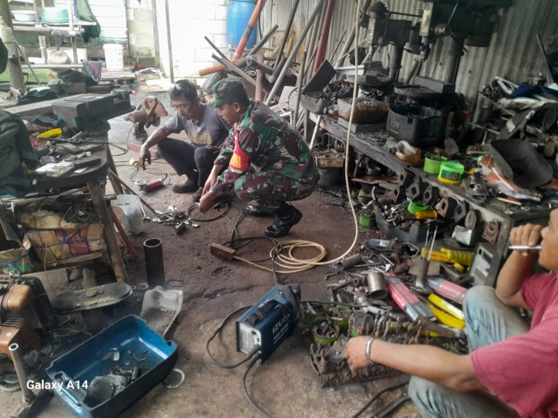 Komsos di Tempat Kerja Masyarakat Binaannya, Praka Robi Ingatkan Selalu Berhati-hati