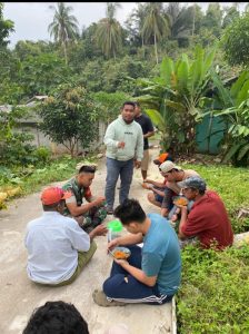 Ciptakan Kedekatan Dengan Warga, Serda Yusri Ikut Kegiatan Bergotong-royong Bersama Warga Piabung