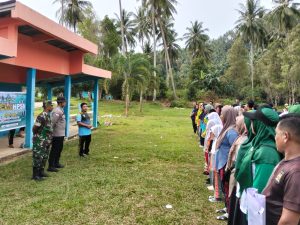 Peringati Hari Peduli Sampah Nasional, Serda Fadhlin Goro Bersama Warga Desa Candi