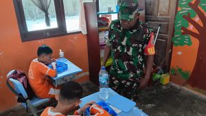 Serda Julius Dampingi Penyaluran Makan Sehat Bergizi di SDN 001 Air Asuk