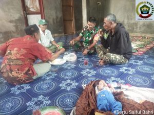 Bersama Warga Bayat, Sertu Saiful Bercengkrama Dalam Komsosnya