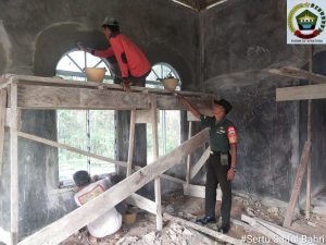 Komsos Sertu Saiful Bahri, Warga Desa Bayat Yang Sedang Bekerja Jadi Sasaran Kegiatan Rutinnya