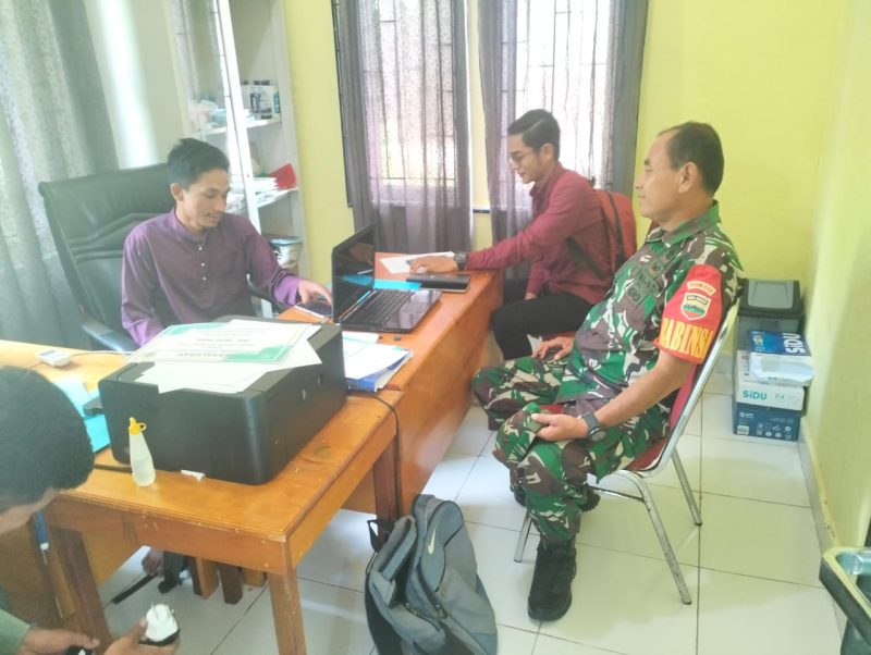 Sertu M Hadi Jalankan Komsos Bersama Staf Kantor Desa Teluk Sunting