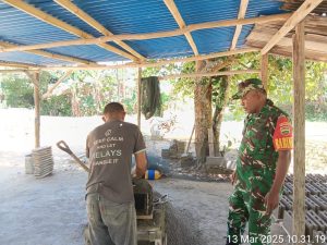 Berikan Rasa Aman Kepada Warga, Serda Julius Komsos di Desa Air Sena