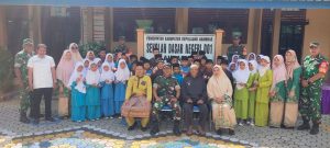 Sukseskan Program Pemerintah Pusat, Danramil Palmatak Ikut Salurkan MBG di SDN 01 Air Asuk