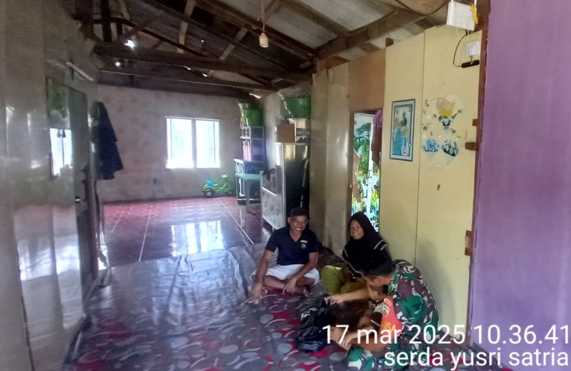 Silaturahmi Langsung ke Rumah Warga, Cara Serda Yusri Lakukan Komsos Rutinnya