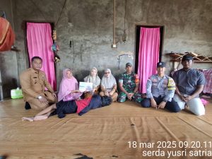 Desa Tebang Salurkan BLT-DD, Serda Yusri Satria Lakukan Pendampingan Sekaligus Komsos