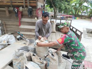 Bantu Warganya Renovasi Rumah, Cara Serda Fadhlin Jalankan Kegiatan Komsos Rutin