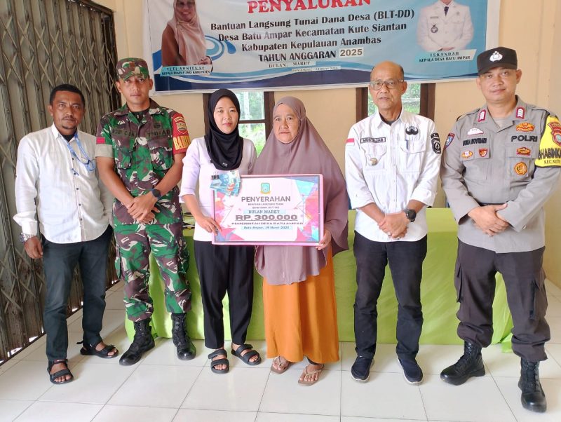 Berikan Pengamanan, Praka Robi Chairul Dampingi Penyaluran BLT DD Batu Ampar