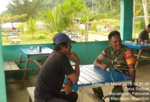 Lakukan Komsos, Praka Ardi Danang Bersambang Bercerita Dengan Warga Desa Belibak