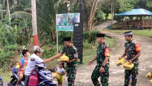 Komandan dan Anggota Koramil Palmatak Bagikan Takjil Kepada Masyarakat