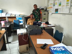 Lakukan Rutinitas Komsos, Sertu M Hadi Datangi Kantor Desa Teluk Sunting