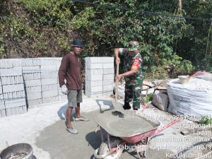 Dengan Komsos, Serda Fadhlin Dapat Ikut Bantu Warga Candi Lakukan Semenisasi Jalan Rusak
