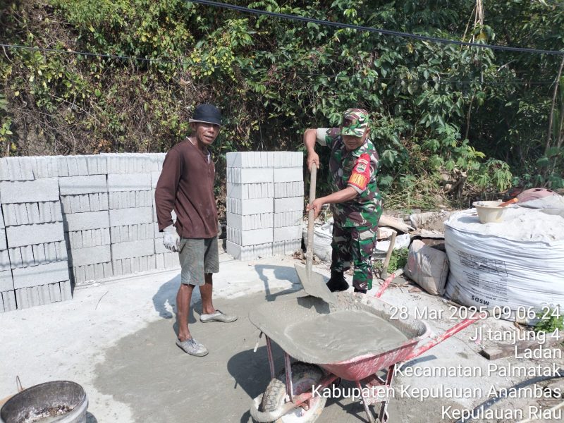 Dengan Komsos, Serda Fadhlin Dapat Ikut Bantu Warga Candi Lakukan Semenisasi Jalan Rusak