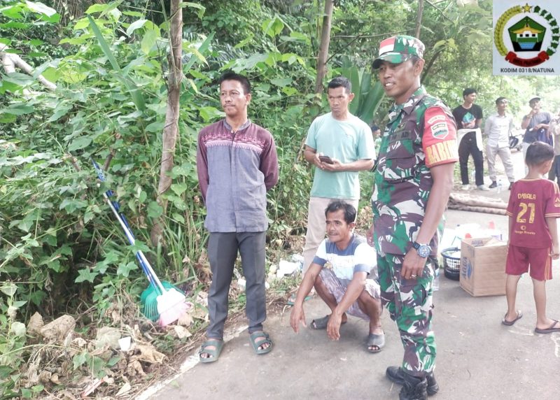 Sertu Saiful Bahri Lakukan Komsos Dengan Ikut Gotong Royong Bersama Masyarakat Desa Bayat