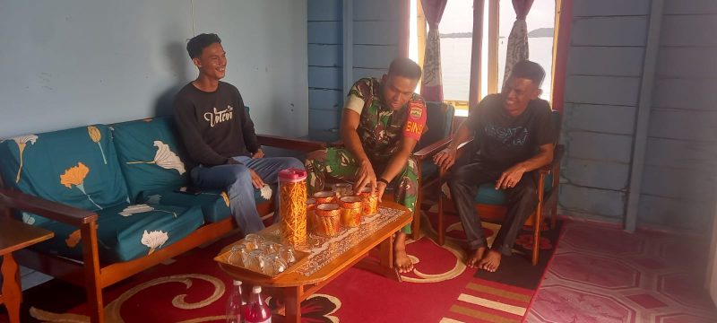 Suasana Lebaran, Serda Yusri Satria Kunjungi Rumah Warga Sembari Lakukan Komsos