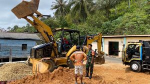 Praka Ardi Danang Lakukan Komsos, Sambangi Warga Desa Belibak Yang Sedang Bekerja