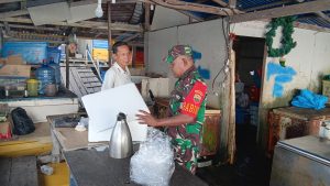 Sambangi Warga Desa Air Sena, Serda Julius Souhali Rutin Komsos Sekaligus Silaturahmi
