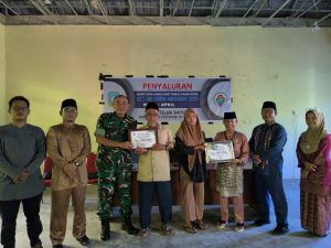 Sertu M Hadi Dampingi Kades Bayur Salurkan BLTDD Kepada 26 KPM