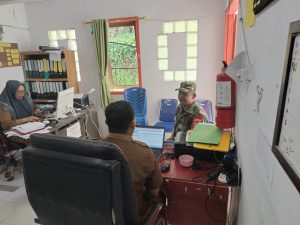 Tingkatkan Sinergitas, Serda Fadhlin Komsos di Kantor Desa Putik