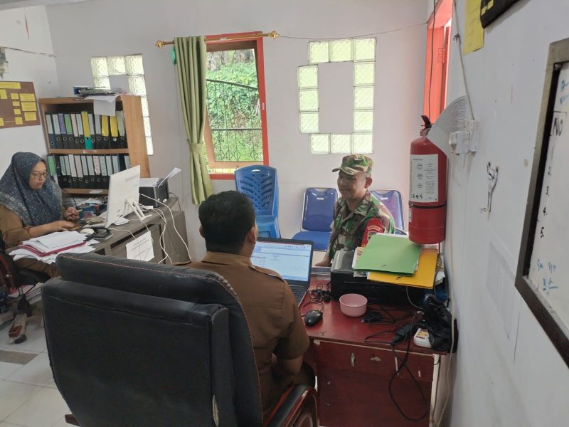 Tingkatkan Sinergitas, Serda Fadhlin Komsos di Kantor Desa Putik