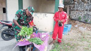 Wajah Senyum Warga Desa Air Asuk Terpancar Ketika Bertemu Serda Julius Souhali