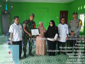 Bersama Perangkat Desa Piabung, Serda Yusri Satria Serahkan BLT DD Bulan April 2025 ke Masyarakat
