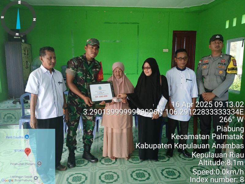 Bersama Perangkat Desa Piabung, Serda Yusri Satria Serahkan BLT DD Bulan April 2025 ke Masyarakat