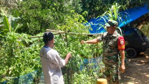 Laksanakan Tugas Rutin Babinsa, Praka Robi Singgahi Masyarakatnya di Desa Batu Ampar