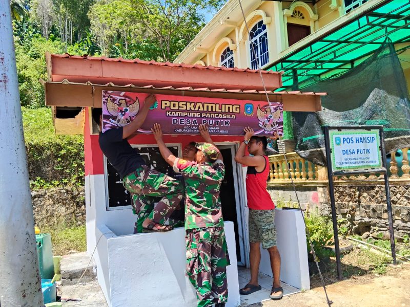 Babinsa dan Warga Desa Putik Bersatu Siapkan Kampung Pancasila di Palmatak