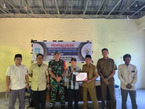 26 Warga Desa Teluk Bayur Terima BLT-DD, Babinsa Koramil Palmatak Dampingi Langsung