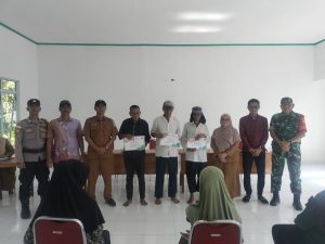 Babinsa Koramil 07/Palmatak Hadiri Penyaluran BLT-DD Tahap VI di Desa Tarempa Siantan