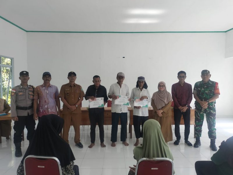 Babinsa Koramil 07/Palmatak Hadiri Penyaluran BLT-DD Tahap VI di Desa Tarempa Siantan